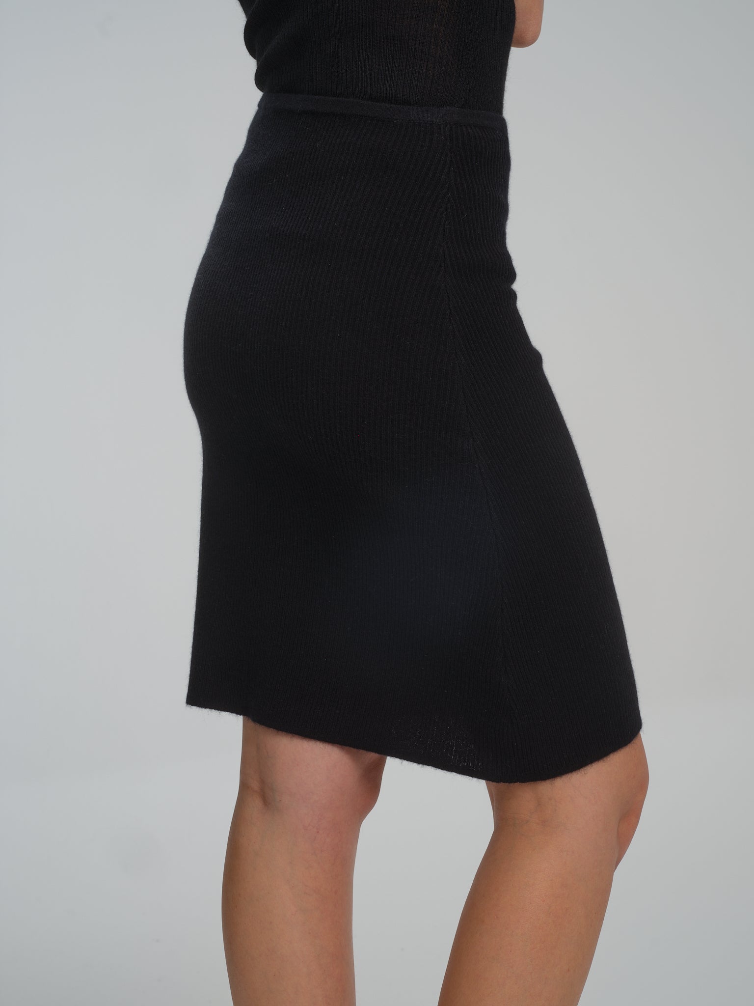 A-line cashmere skirt in black
