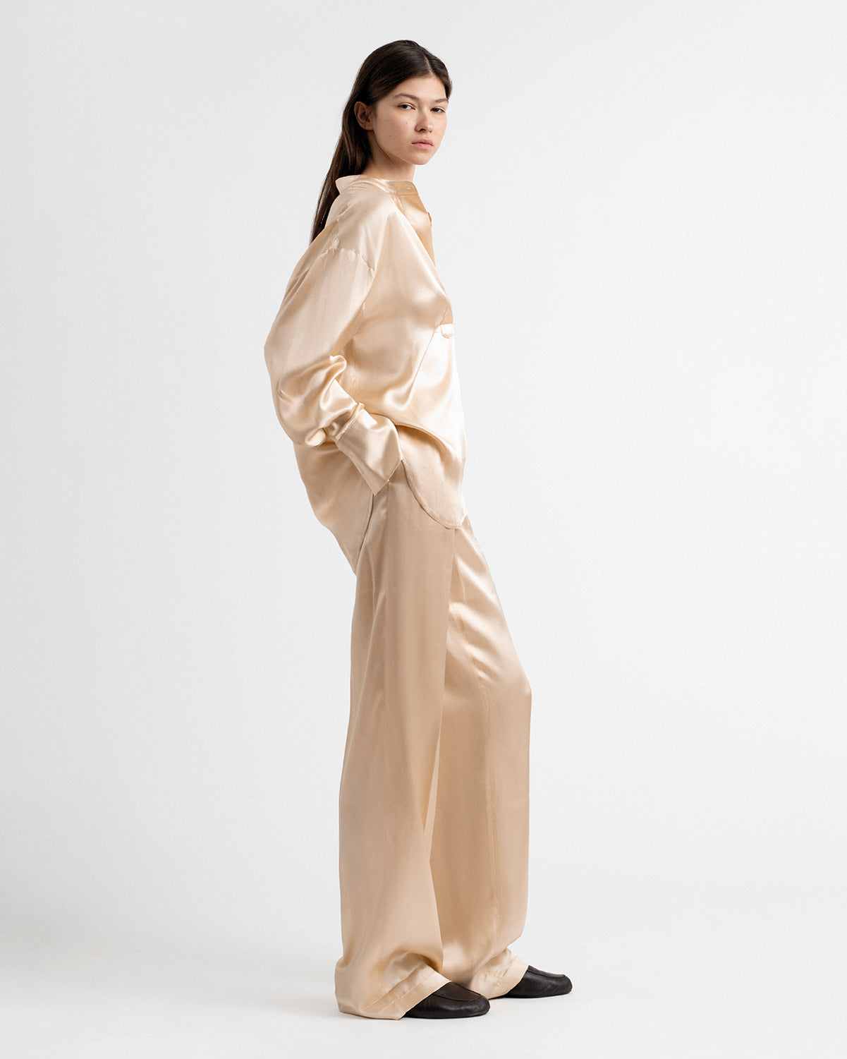 Relaxed pants in liquid gold